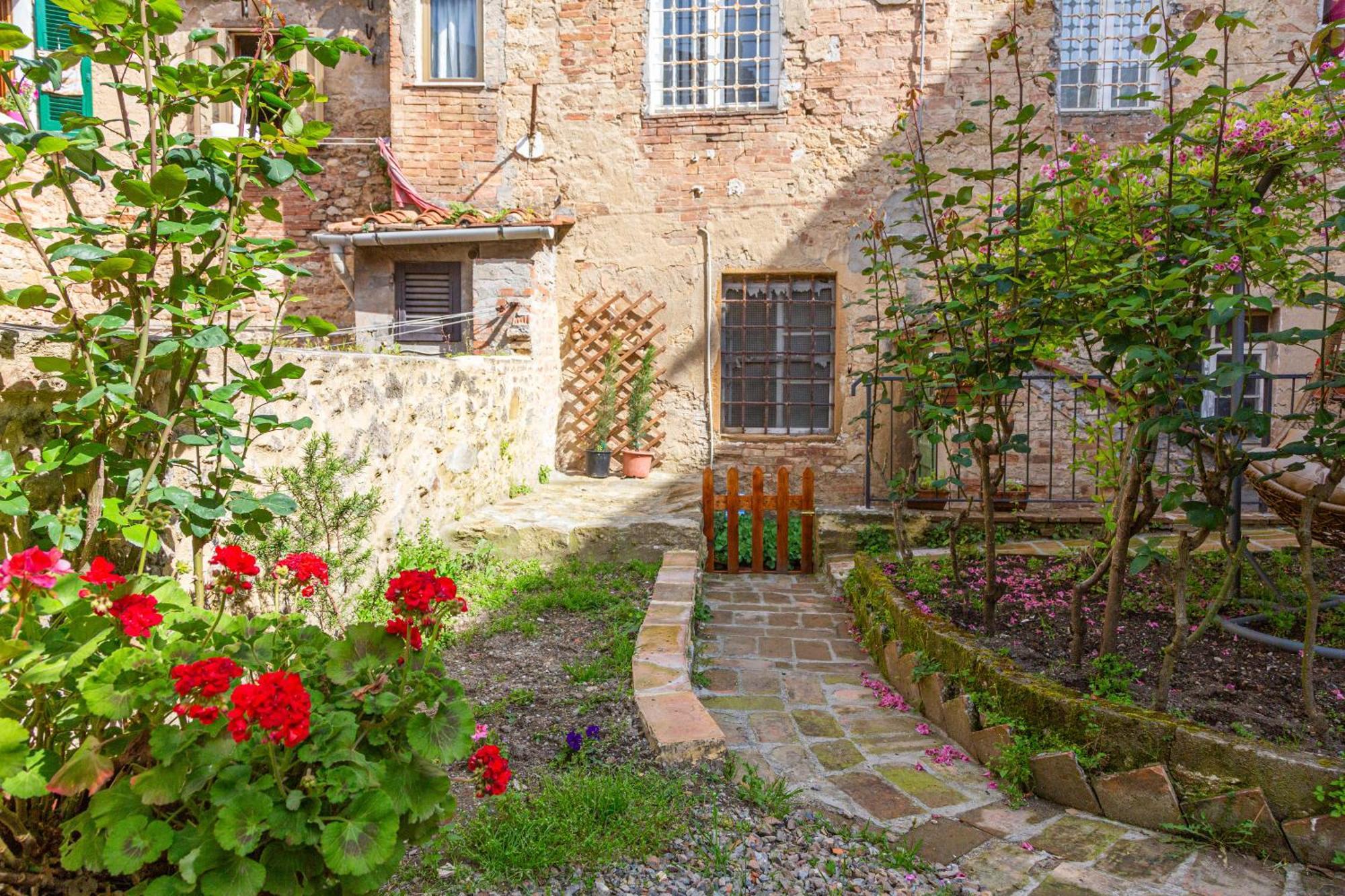 Il Cantuccio- Appartamento In Centro Con Giardino Вольтерра Екстер'єр фото
